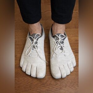 Peluva Men’s White Five Toe Walking Athletic Toe Shoes